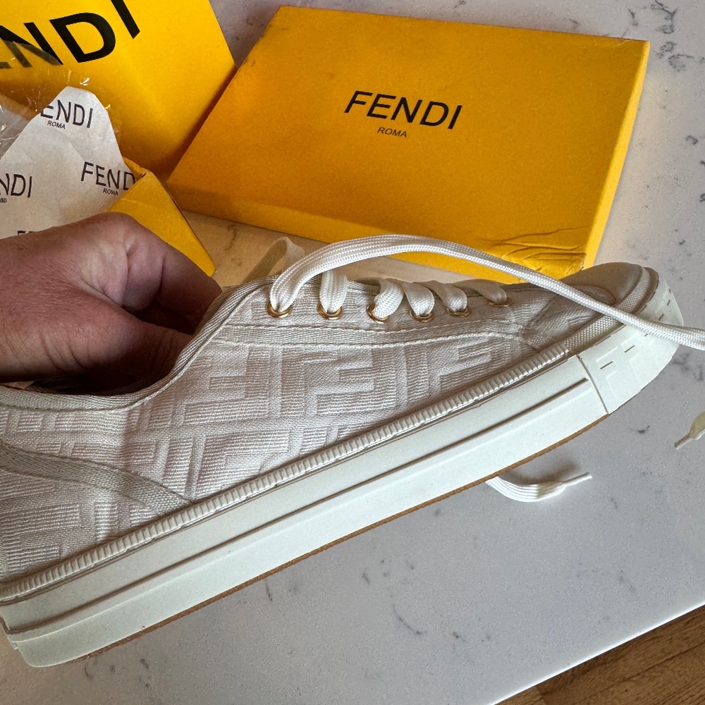 LUXURY WOMEN'S SHOES SIZE EU 40 WHITE BRAND NEW WITH BOX THEY RUN SMALL I AM A S